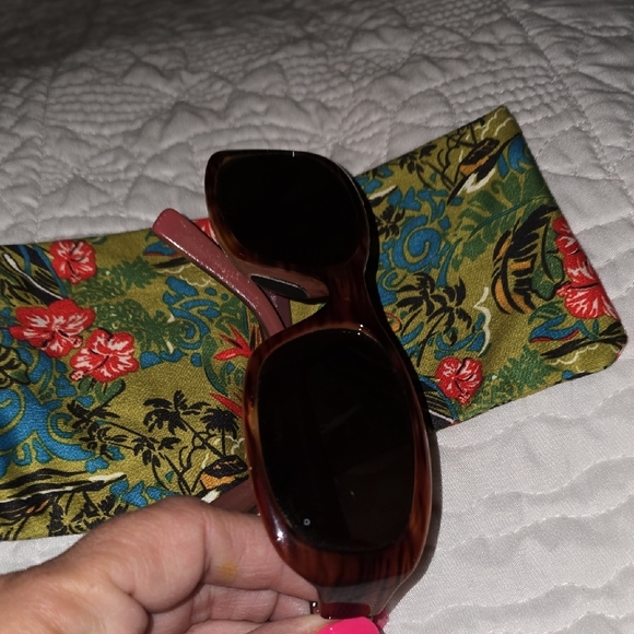 Elegant Maui Jim Brown Sunglasses with Floral Case - Picture 8 of 8